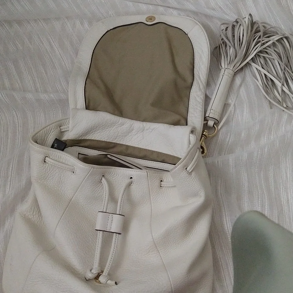 Chic White Leather Hobo Bag with Gold Accents - Picture 12 of 15
